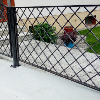 Malá bránka z dvomi plotovími vloškami,vpovrchoej úprave žiarový zinok a medená patina.
