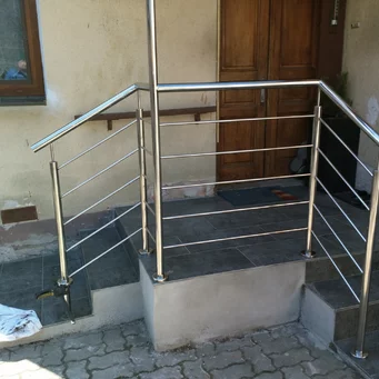 Nerewzové zábradlie,lesklé.