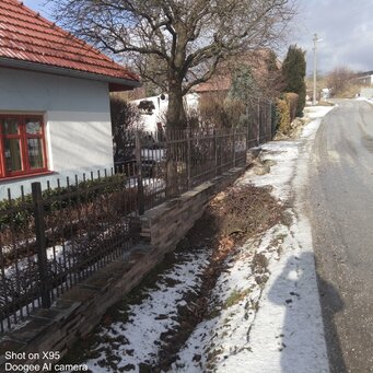 Ocelové oplotenie z bránami zdobené,povrchová úprava,žiarový zinok,farba čierna z medenou patynou.