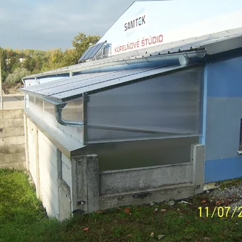 Odolná modrá plechová skrina na kolečkách